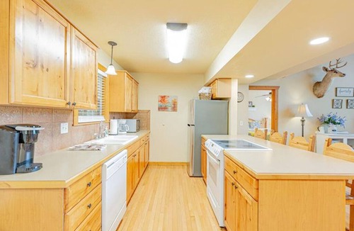 Reeds Spring Cabin | 4BD/4BA Branson Chalet: En-Suite Baths, Pool, Lake, Golf, Silver Dollar City