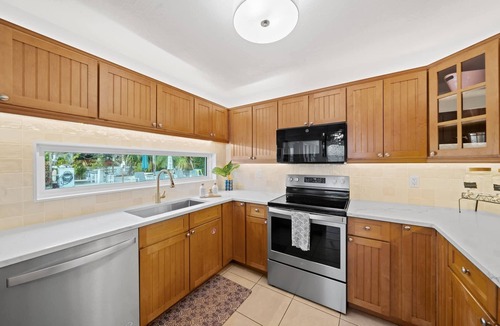 Harborview House | 4Bed/3Bath Heated Pool w/Tiki Bar, Steps to Beach!