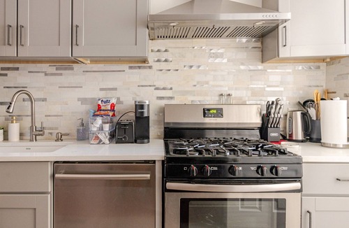 Near Northeast House | 4BR/4BA Beautiful and Large House in DC! 1 Mile from Capitol Hill!