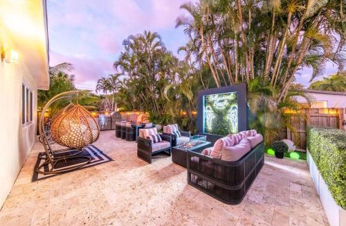 Hollywood Lakes House | 4BR Hollywood Villa 12-Person Jacuzzi, Game Room and BBQ 3 min to Beach