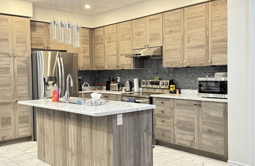 Thorold House | 4BR Home w/Hot Tub & BBQ Near Niagara Falls