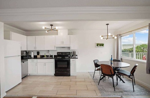 Pacifica Apartment | 4BR Pacifica Top Flat | Perfect for Groups w/View