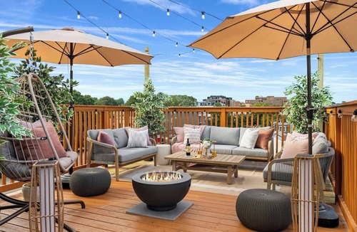 Shaw House | 4BR Rowhouse w/Rooftop, Private Patio Hot Tub,Near Convention Center & Metro