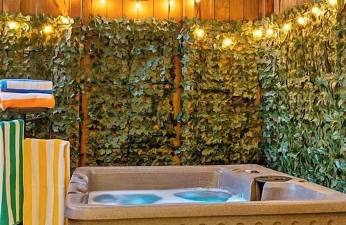 Shaw House | 4BR Rowhouse w/Rooftop, Private Patio Hot Tub,Near Convention Center & Metro