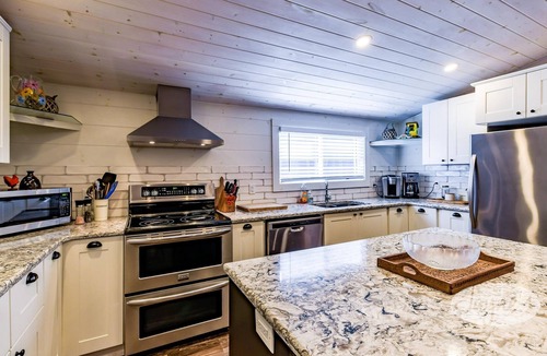 Torrance Cottage | 5 bdrm, 3 bath, Newly renovated! Lake Muskoka!