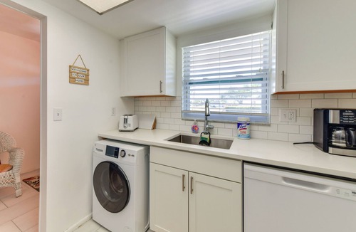 Venice Gardens House | 5 Mi to Venice Beach! Remote-Work-Ready Retreat