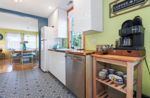 Town Bank Cottage | 5-Min Walk to Bay Beach Sleeps 10 Sunset Views Huge Deck + Outdoor Shower