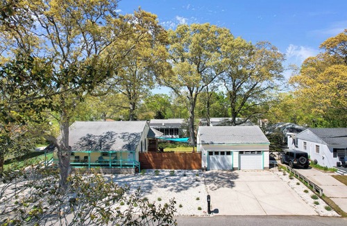 Town Bank Cottage | 5-Min Walk to Bay Beach Sleeps 10 Sunset Views Huge Deck + Outdoor Shower