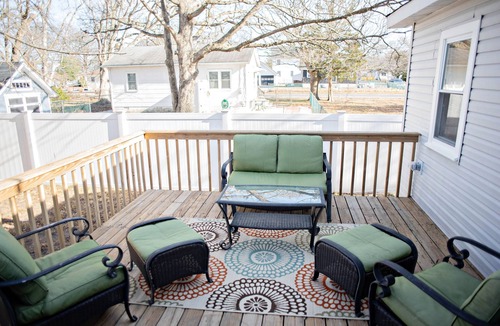 Green Creek Cottage | 5 Min Walk to Beach, Art Filled, Maker Space, Sunsets, New Reno, Sole Cottage
