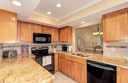 Sarasota Villa | 5 MINUTES TO SIESTA KEY! PRIME LOCATION, STEPS TO THE POOL, COMPLETELY UPDATED!