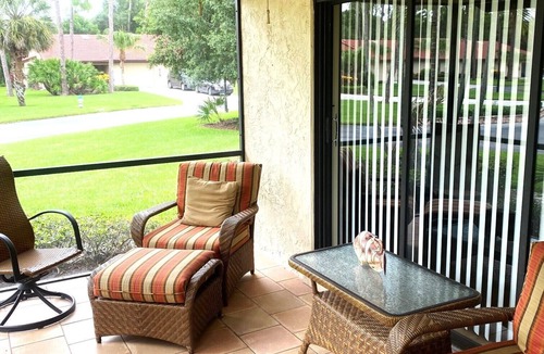 Sarasota Villa | 5 MINUTES TO SIESTA KEY! PRIME LOCATION, STEPS TO THE POOL, COMPLETELY UPDATED!