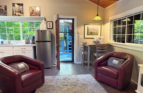 Guerneville Cottage | 5 STAR! Russian River Romance~Hot Tub Fire Table Dog–Guerneville Cottage