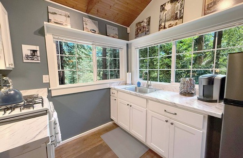 Guerneville Cottage | 5 STAR! Russian River Romance~Hot Tub Fire Table Dog–Guerneville Cottage