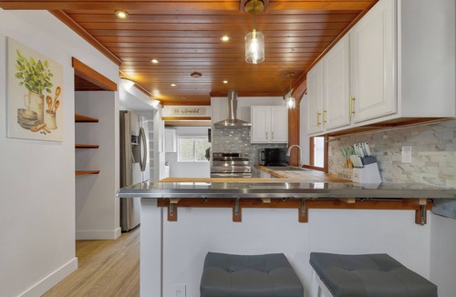 East Hill House | .50 Acre Property - Spacious Living with Wood Accents - Sleeps up to 20