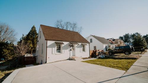 West Falls Church House | 5BR & 4BA Lovely House with Beautiful Backyard in VA