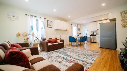 West Falls Church House | 5BR & 4BA Lovely House with Beautiful Backyard in VA