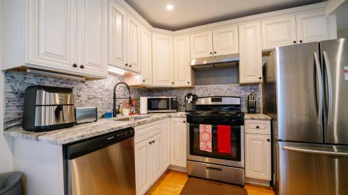 West Falls Church House | 5BR & 4BA Lovely House with Beautiful Backyard in VA
