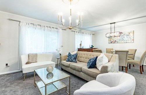 North Raleigh House | 5br w community Pool close to North Hills!