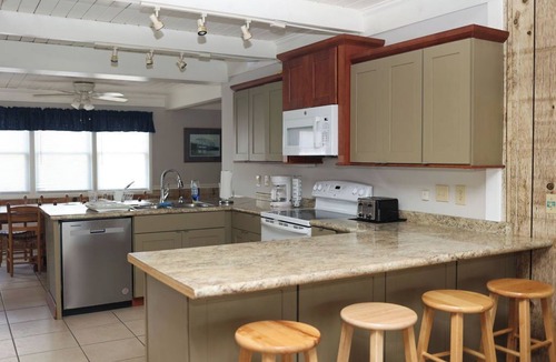 Ocean Isle Beach Cottage | 6-bedroom cottage in wonderful Ocean Isle Beach, 2 min walk to the Beach!