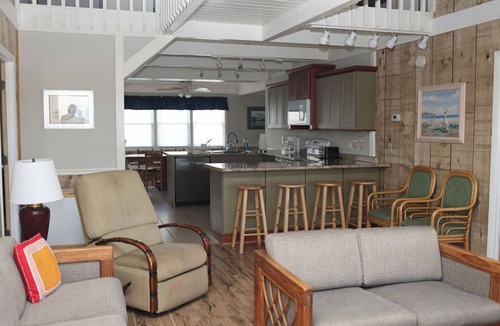 Ocean Isle Beach Cottage | 6-bedroom cottage in wonderful Ocean Isle Beach, 2 min walk to the Beach!