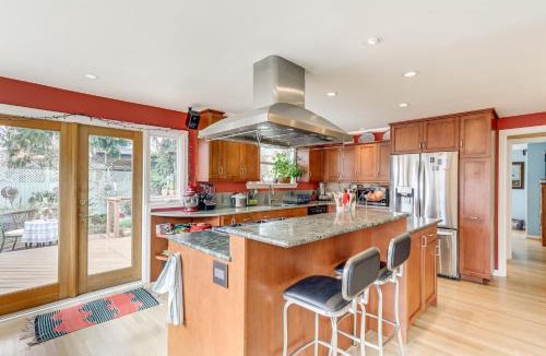 Ballard House | 6 Mi to Dtwn Seattle: Walkable Home w/Hot Tub