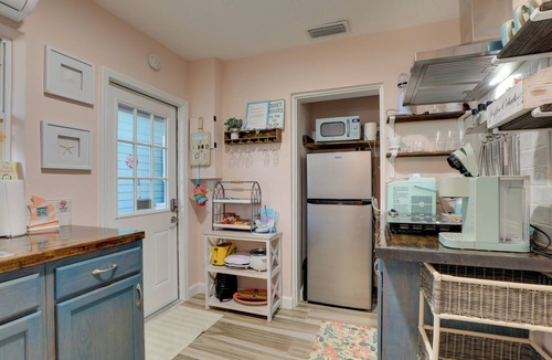 Southgate Apartment | 6 Mi to Siesta Beach: Outdoor Oasis w/Hot Tub
