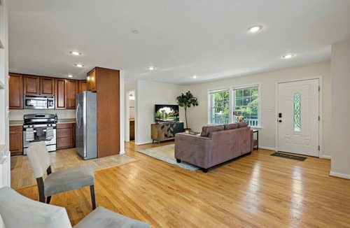 Lake Barcroft Bed & Breakfast | 6449 Maplewood · Cheerful | 5 bedroom | Free Park | Center | Sunny
