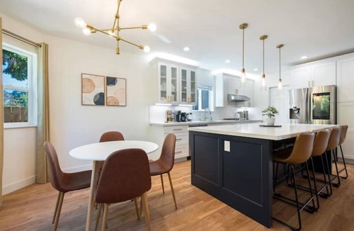 Central District House | 6B/4BA SFH in Leschi w/backyard 8 Beds Sleeps 16