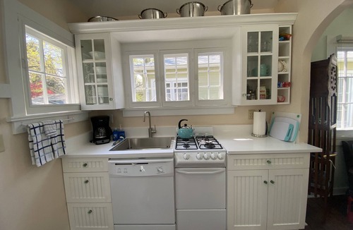 Union Pier Cottage | 75 Paces to Beach Stairs! 2 MINUTE WALK to Private Beach, 9 MIN to public beach
