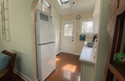 Union Pier Cottage | 75 Paces to Beach Stairs! 2 MINUTE WALK to Private Beach, 9 MIN to public beach