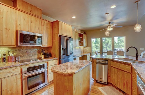 Flagstaff Villa | 7BR Forest Estate | Hot Tub · Volleyball · Sleeps 14