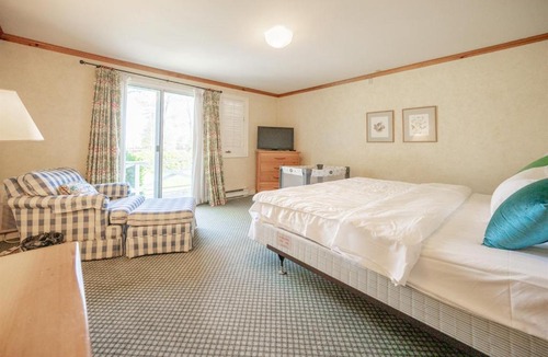 Georgina Ski Chalet | 8 Mayfair Entire 10BR Cottage Beach, Kayaks