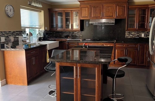 Richmond House | 8 min to metro, 5 min walk to bus, large queen bedroom on 2nd Floor