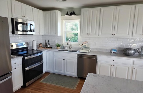 Kill Devil Hills Cottage | 9 MINUTE WALK TO THE BEACH; BEAUTIFULLY DECORATED; GREAT SIDE-STREET LOCATION