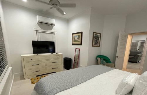 Old Town Cottage | "92 in the SHADE". Spacious one bedroom with a loft in the heart of old town .