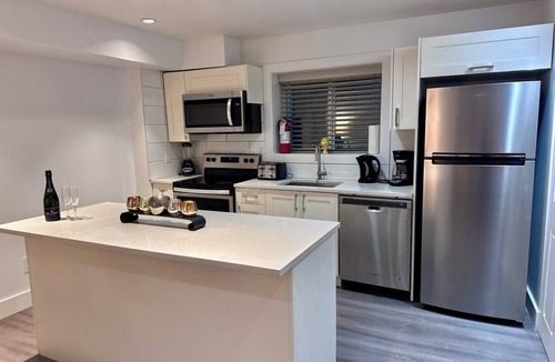 North Vancouver House | A&A Resident | Modern 2BR Suite