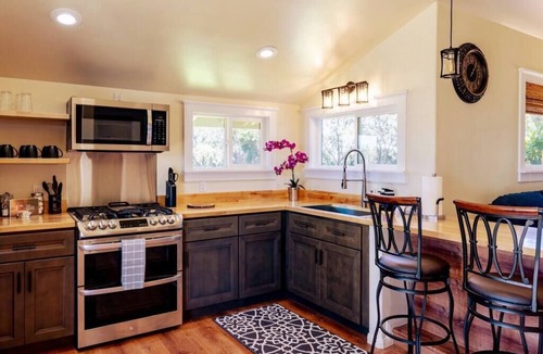 Hawi House | A Cozy Cabin in the Country
