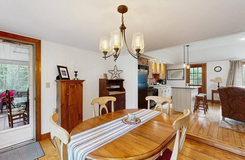 Easton Cottage | A Cozy, Dog-Friendly Cottage—Fenced Yard, Endless Year Round Adventures