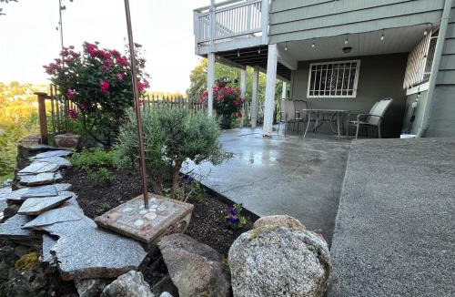 Magnolia Apartment | A Gem in the Emerald City: For Business and Travel