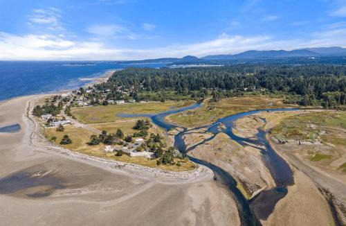 Regional District of Nanaimo House | A Seaside Jacuzzi Escape in Parksville, BC, Canada