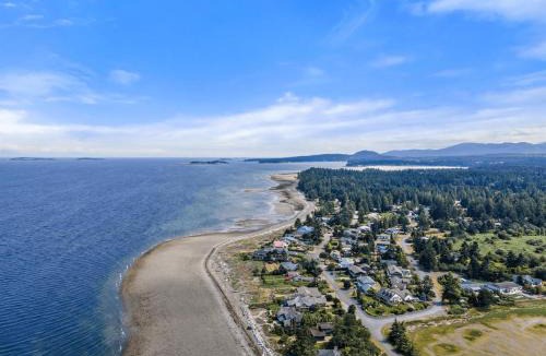 Regional District of Nanaimo House | A Seaside Jacuzzi Escape in Parksville, BC, Canada