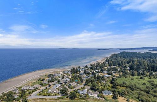 Regional District of Nanaimo House | A Seaside Jacuzzi Escape in Parksville, BC, Canada