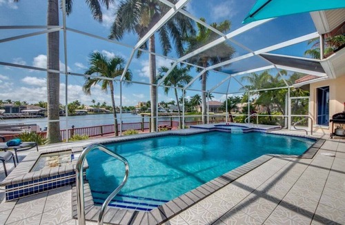 Cape Harbour Villa | A spacious 4-bedroom retreat in sunny Cape Coral.