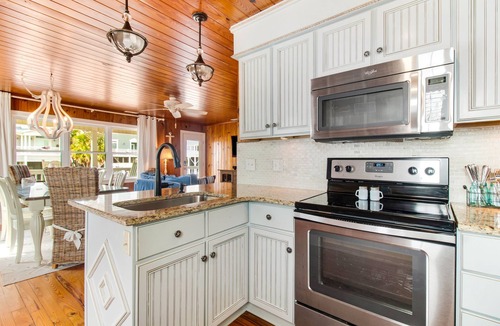 Ocean Isle Beach Cottage | Absolutely Charming Cottage! Backyard oasis with pool/tiki bar! Prime Location!