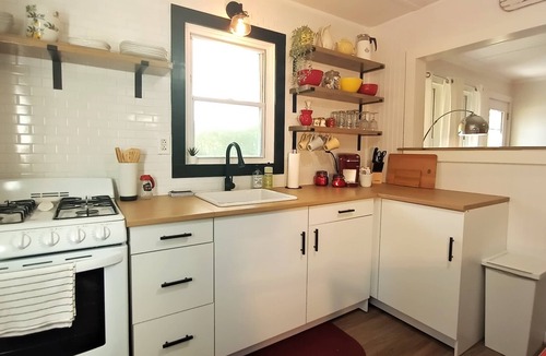 Kitty Hawk Cottage | Adorable 1 bd Cottage for a fun couple's getaway, Central location, Dog Friendly