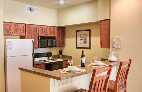 Nice Resort | Adorable 1-bedroom resort by the lake near wineries with AC for Christmas week.