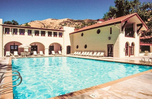 Nice Resort | Adorable 1-bedroom resort by the lake near wineries with AC for Christmas week.