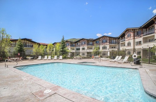 Midway Villa | Adventure Hub~Backcountry Ski|Snowmobile|Scuba Diving Villa 3048