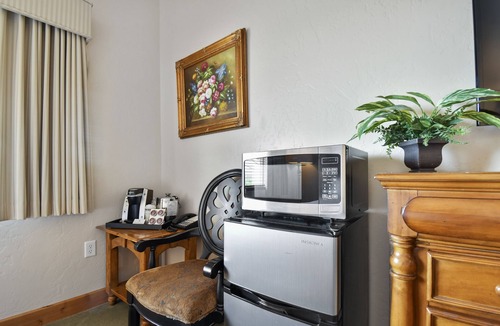 Midway Villa | Adventure Hub~Nordic Ski, Snowmobile & Snow Shoeing Villa 3061