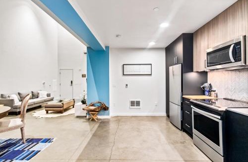 Downtown Apartment | Airy and Open Corner Loft - 92 Walkscore